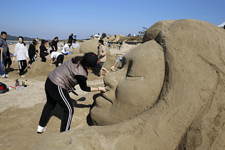 ▲ 천연기념물 제431호로 지정된 국내 최대의 해안사구가 있는 신두리 해변에서 7월 14일 ‘제17회 태안 국제 모래조각 페스티벌’이 개최된다
