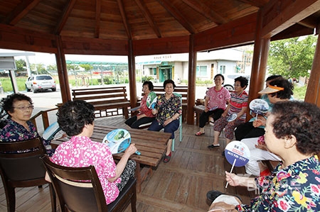 ▲ 사진은 삭선6리 무더위쉼터 정자에서 마을 주민들이 더위를 피해 쉬고 있다.