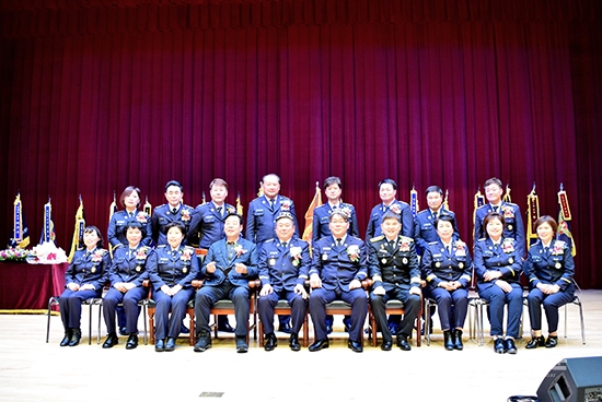 ▲ 김병진 제13대 의용소방연합대장(사진 오른쪽에서 다섯번째)이 취임했다.